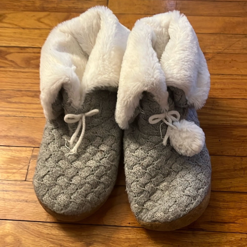 Garage used size medium slipper booties